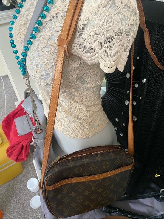 Louis Vuitton Handbags - Louis Vuitton Monogram Crossbody Shoulder Bag in Brown with Tan Trim
Jeune fille
